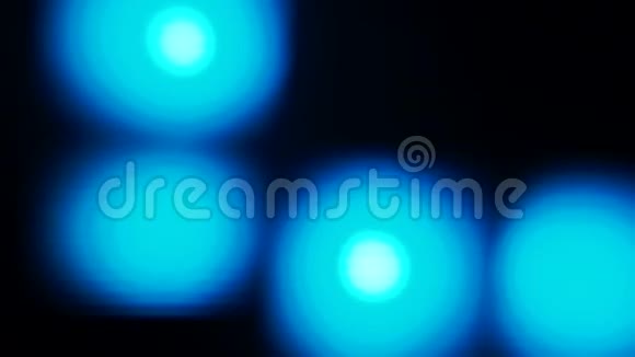 由黑色背景下蓝色闪烁灯泡制成的视频视频的预览图