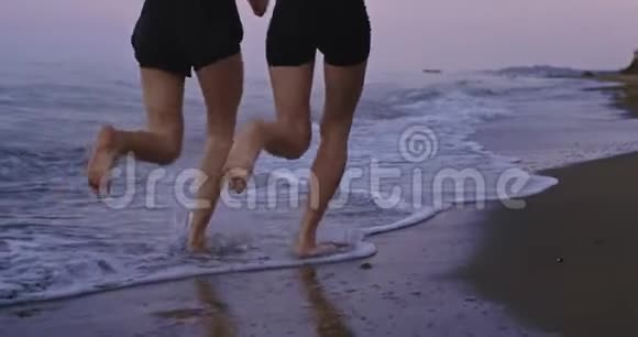 两位运动的女士在海边一起跑步的细节有一个健康的生活方式缓慢的动作视频的预览图