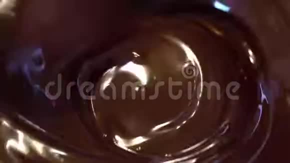 巧克力混合熔融液体优质黑巧克力关闭液体热巧克力漩涡糖果视频的预览图