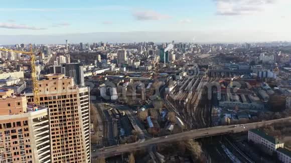 火车站附近基辅商业和工业城市景观上方的鸟瞰图视频的预览图