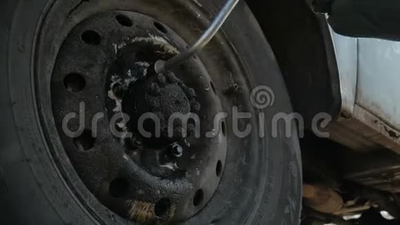 一名机械师正在用扳手修理汽车车轮视频的预览图