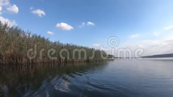 蓝天下平静的湖水视频的预览图
