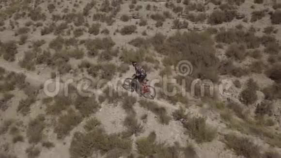 一个面目全非的人骑着一辆山地自行车在乡村风景中沿着一条小路骑着视频的预览图