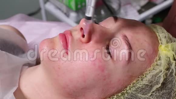 美容师在女人脸上注射特写生物转化程序视频的预览图