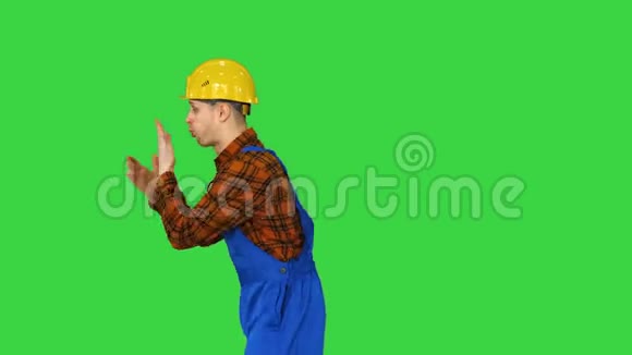 愿意工作准备工作的建筑工人他拍手冷冷地翻动然后微笑着对着绿色的相机视频的预览图