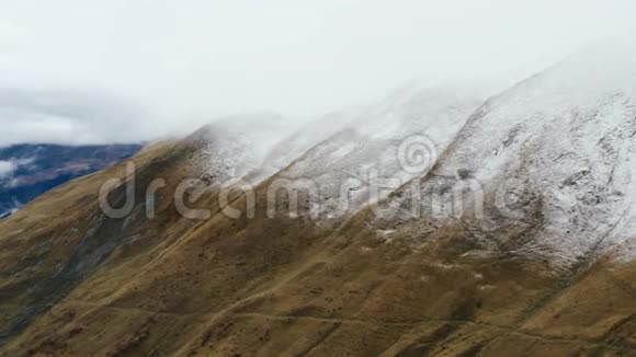 云中轻雪掸山的横向景观视频的预览图