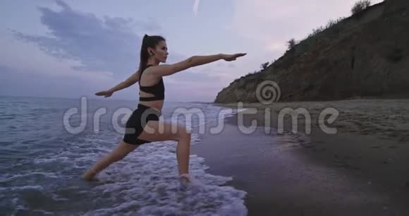 一位运动的女士在水中做瑜伽姿势的特写镜头旁边是一个大海滩景观拍摄红色史诗视频的预览图