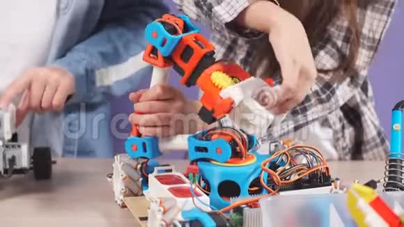 特写儿童辛勤组装机器人的肖像细心的儿童连接机器人玩具的电线视频的预览图