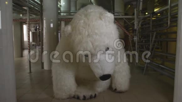 巨型木偶北极熊在啤酒厂的管道车间膨胀视频的预览图
