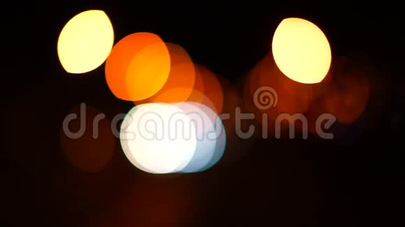 背景由城市夜间道路灯灯泡的波克效应制成视频的预览图