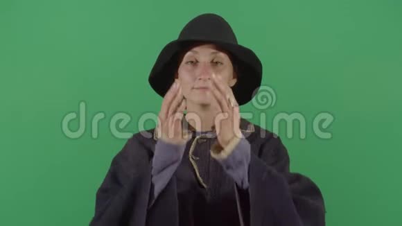 女魔术师做一个面部表情视频的预览图