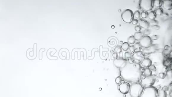 气泡在水中同时在玻璃中倒入水照片从水下角落创意抽象背景银吨视频的预览图