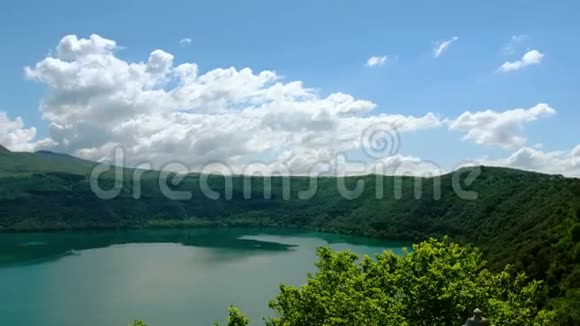 罗马当地地标卡斯特尔甘道夫拉齐奥地区在阿尔巴诺火山口湖上翻腾视频的预览图