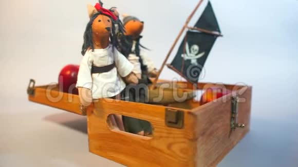 娃娃海盗坐在一个木箱上视频的预览图