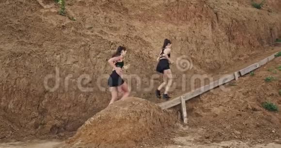 两个长得漂亮的女孩一起跑几步做运动保持健康的生活方式视频的预览图