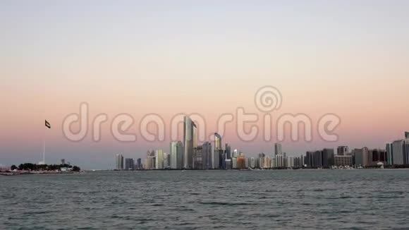 阿布扎比日落时的城市天际线阿联酋现代摩天大楼和塔楼景观视频的预览图