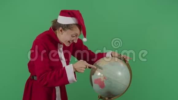 女人圣诞老人旋转地球视频的预览图