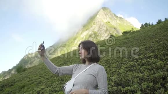 女人在高加索山脉的中心地带自拍自由和冒险的概念视频的预览图