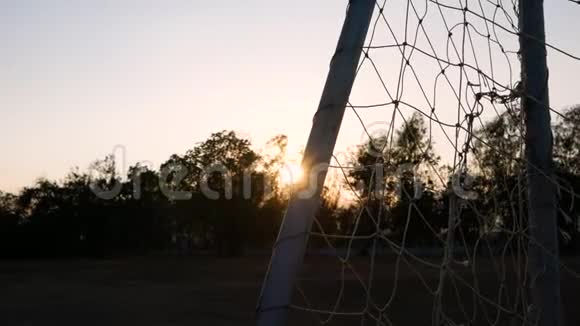 在公共体育场有日落灯光背景的足球球门视频的预览图