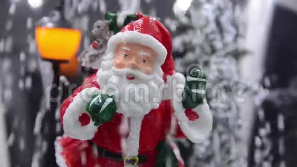 在雪地里的圣诞老人装饰玩具圣诞装饰品特写寒假市场上的雪球圣诞老人新视频的预览图