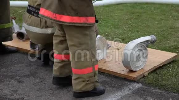 消防队员拿着消防水管准备在教学中展示视频的预览图