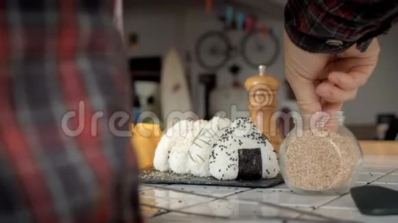 厨师或厨师制作日本的一日小吃视频的预览图