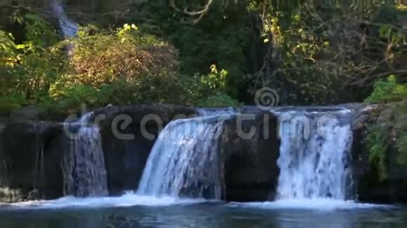 冰冻的高山瀑布形成瀑布的特雷贾河在特雷亚的蒙特盖拉托瀑布下的一个池塘视频的预览图