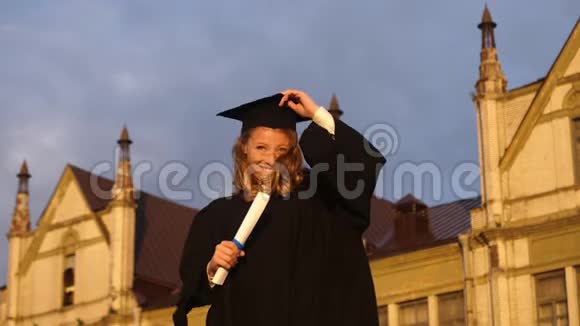 大学的女毕业生女孩把帽子扔得那么开心视频的预览图