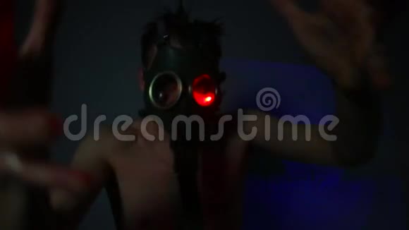一个男人在黑暗的夜总会里用防毒面具跳舞视频的预览图