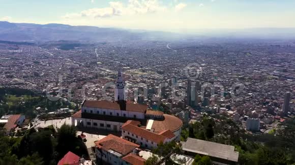 从蒙特塞拉特山到波哥大市美丽全景的空中景色视频的预览图