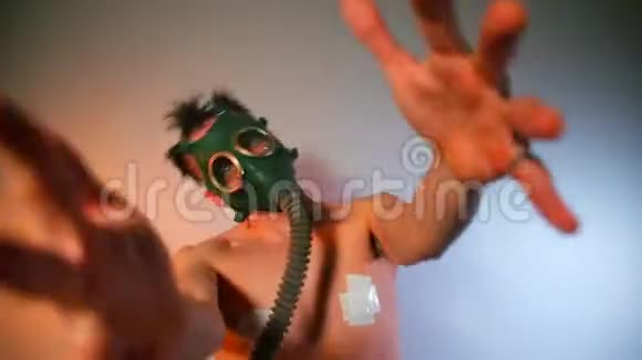 一个戴着防毒面具不穿衣服的人做舞蹈动作视频的预览图