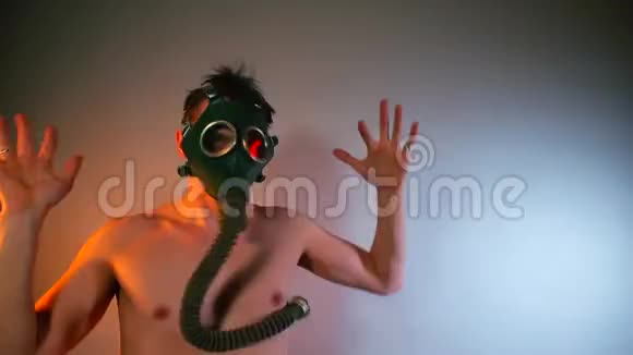 一个戴着防毒面具的男性在一个古怪的聚会上跳舞视频的预览图