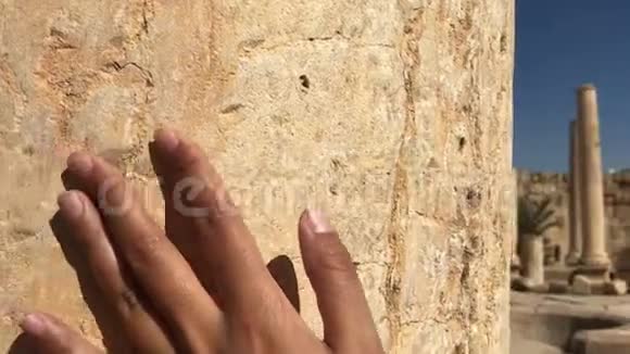 女旅行者男手在考古博物馆触摸古代遗址视频的预览图