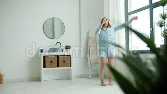 穿着睡衣在浴室里跳舞在牙刷里唱歌玩得很开心视频的预览图