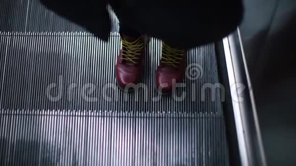 乘客站在自动扶梯上的鞋的特写视频的预览图