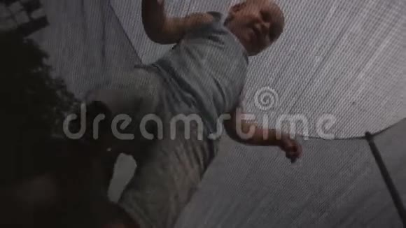 在蹦床上缓慢运动的跳跃婴儿的网底视野视频的预览图
