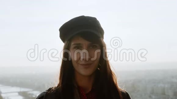 年轻快乐的美丽旅游妇女在埃菲尔铁塔慢动作顶部巴黎日落天空微笑的肖像视频的预览图