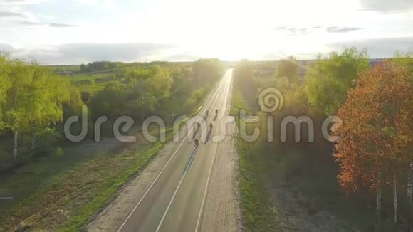徒步旅行者骑着车进入日落视频的预览图