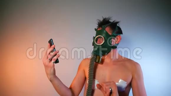 舞池里一个戴着防毒面具的男人接电话视频的预览图