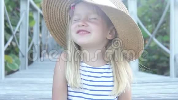 戴着大帽子的小女孩高兴地笑了视频的预览图
