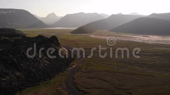 堪察加半岛火山景观从无人驾驶飞机上看到伊钦斯基火山附近视频的预览图