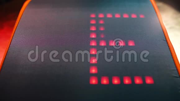 字出口用红色字母写在终端的暗电子屏幕上视频的预览图
