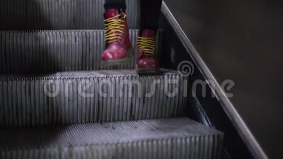 一个街头恶霸在自动扶梯的台阶上迈出脚步视频的预览图
