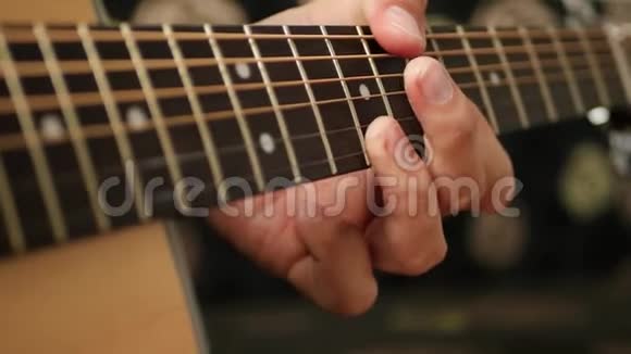 吉他微动板关闭那个人手指触摸吉他的弦音乐和爱好视频的预览图