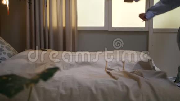 女孩喜欢用浅色的床上用品在床上跳跃视频的预览图