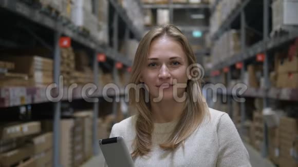 女孩笑着相机拿着平板电脑在商场的手中视频的预览图