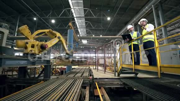 男人在砖厂看一台工作机器视频的预览图