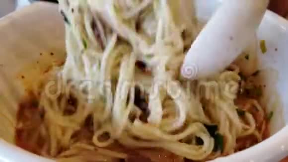 用一双筷子和一个勺子混合中国辣面视频的预览图