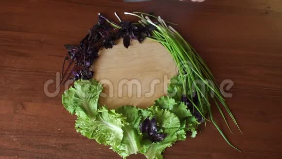 新鲜蔬菜在圆形切割板上用一把专业的大刀视频的预览图