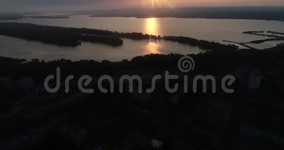 空中观景飞行飞越美丽的河流和绿色的木材夕阳柔和的光线伴着柔和的阴天神奇的风景4K级视频的预览图